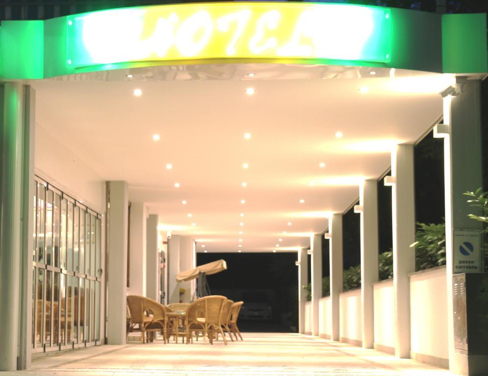 Hotel Oasi Lignano Sabbiadoro Exterior photo